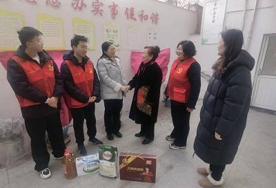2025.01.22 王志敏 深入东大街选区慰问困难党员、群众1_$1737886303576063352.jpg